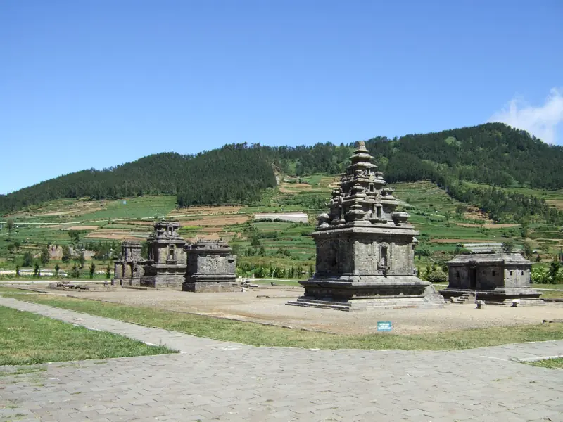 Kompleks Candi Arjuna Dieng di siang hari