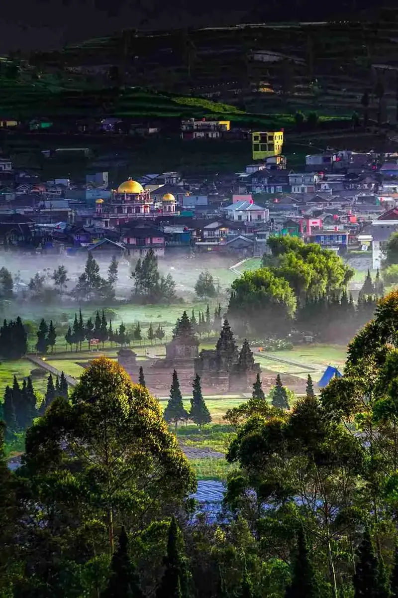 Desa Dieng saat subuh berkabut, masjid dan candi terlihat samar