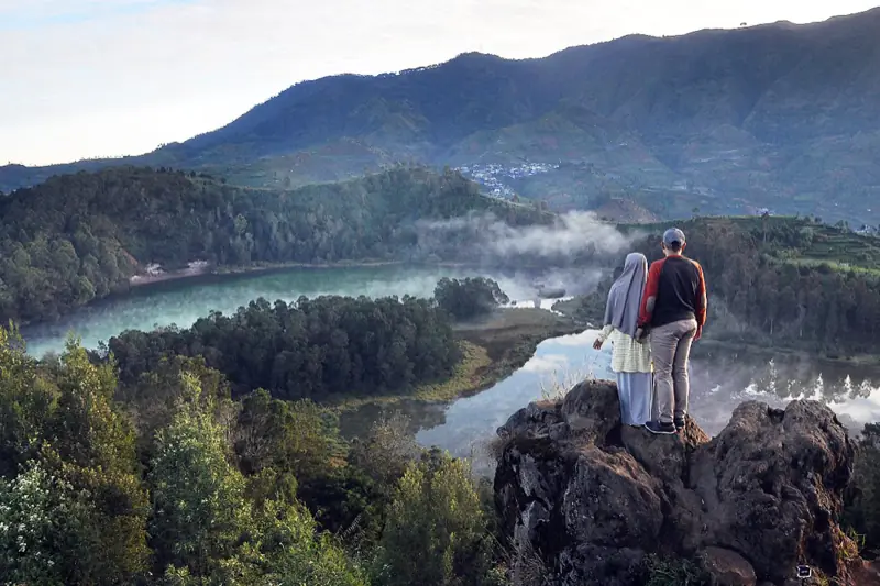 Telaga Warna dan Telaga Pengilon dilihat dari Batu Pandang Ratapan Angin